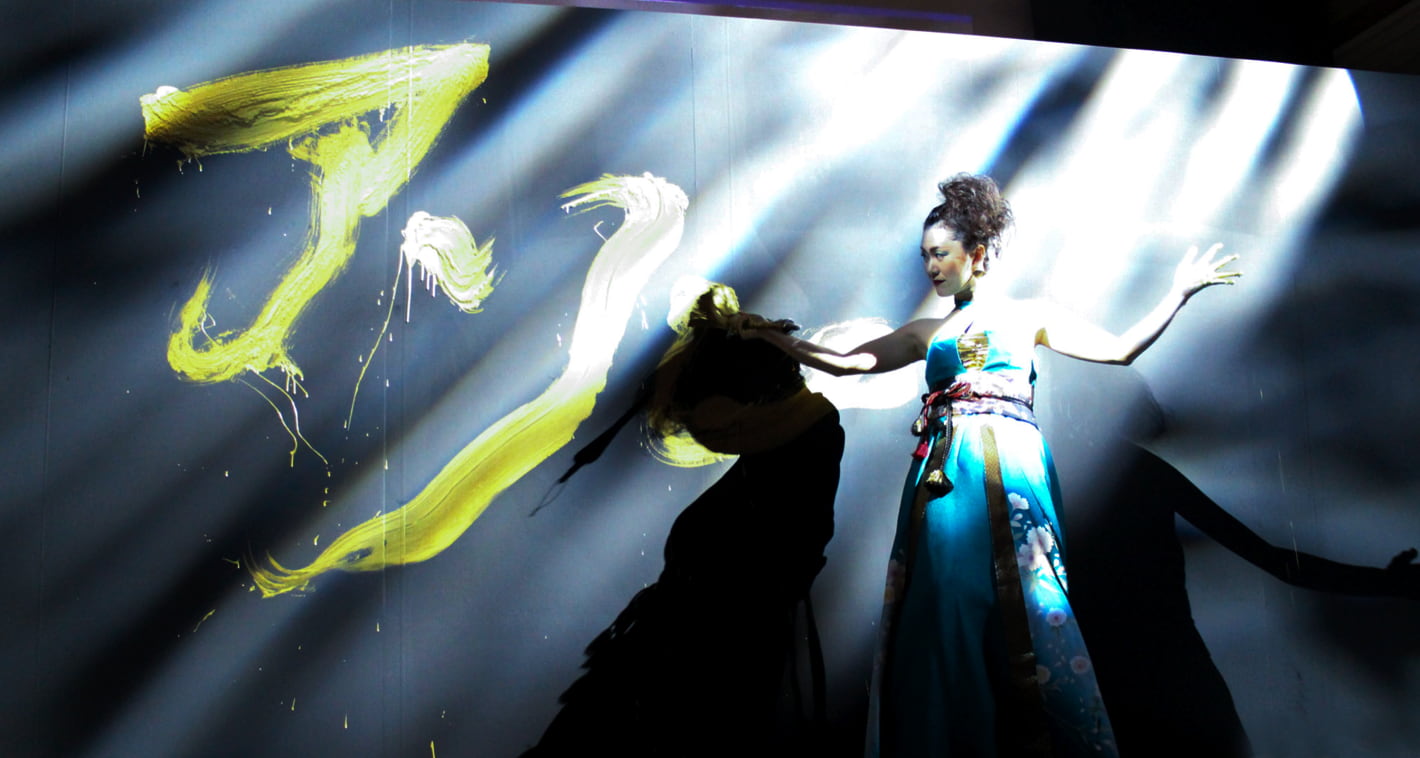 世界の観客に向けて書道パフォーマンスを行う矢部澄翔