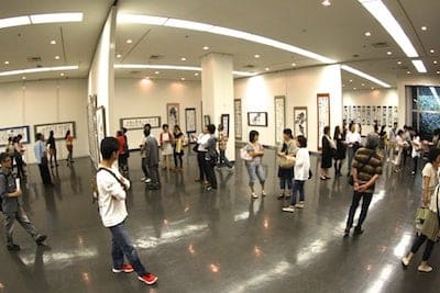 矢部澄翔と眞墨書道会門下生による約130点の書作品が並ぶ会場