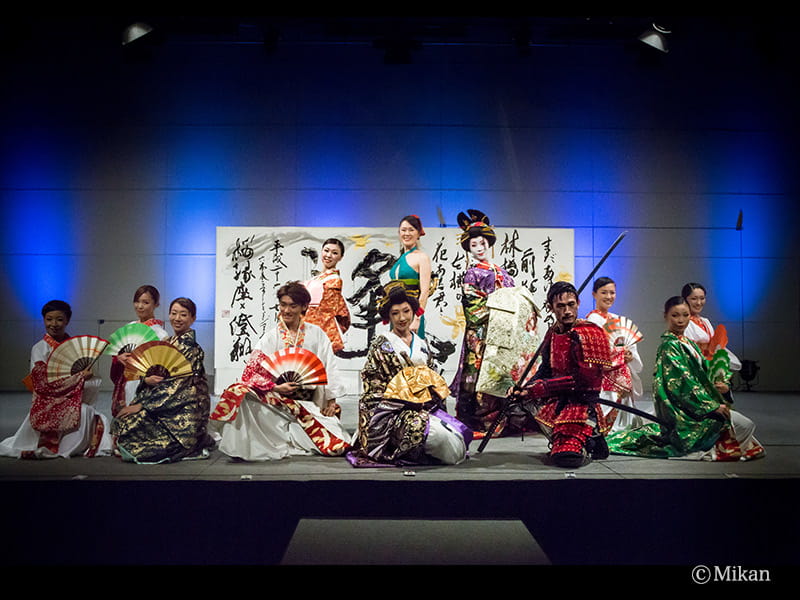 パリJAPAN EXPO凱旋の書道パフォーマンスと舞のステージ