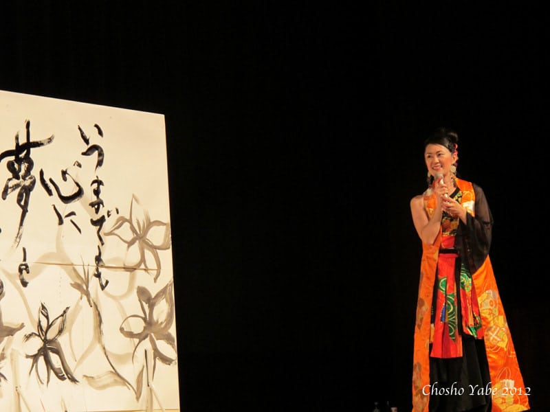 約400名の受講生を前に「書」をテーマに講演する様子