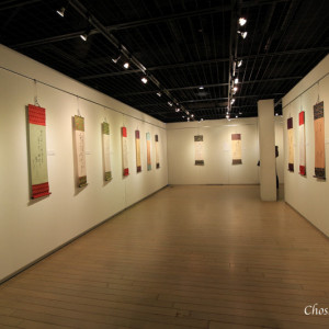 横浜赤レンガ倉庫のつなぐ伝統展で西陣織に揮毫した掛け軸作品
