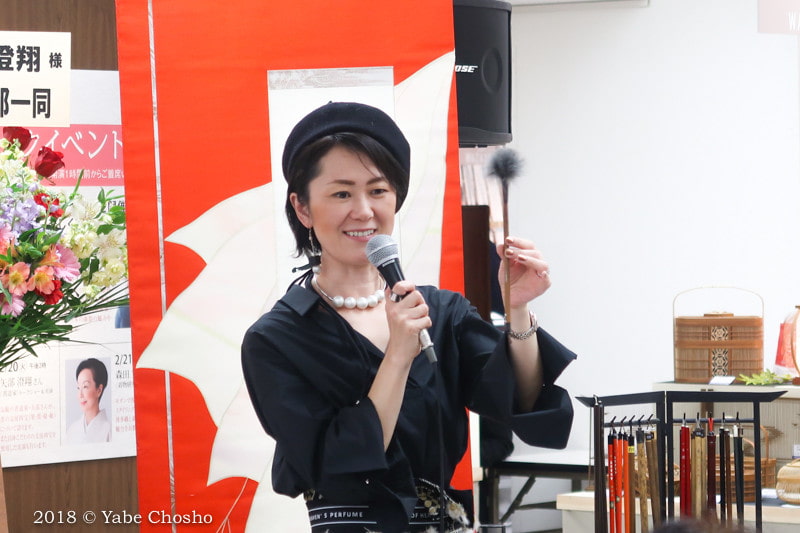 伝統的工芸品展WAZA2018で職人と対談し実演する書家